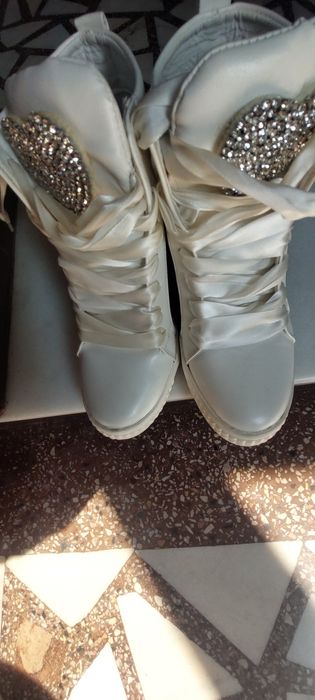Botine aproape noi, purtate de câteva ori.