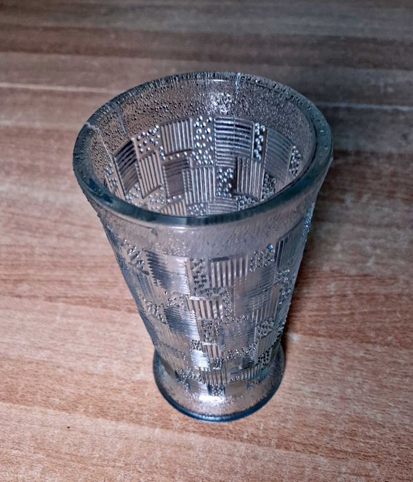 Vaza din sticla cu decoratiuni geometrice