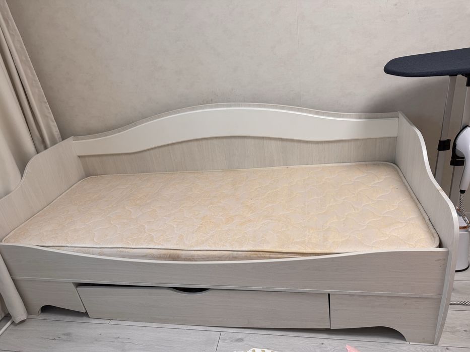 Кровать сатылады, матрасы калың, таза 15000