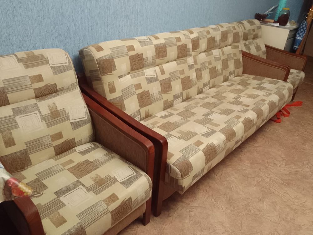 Срочно продам диван и два кресла