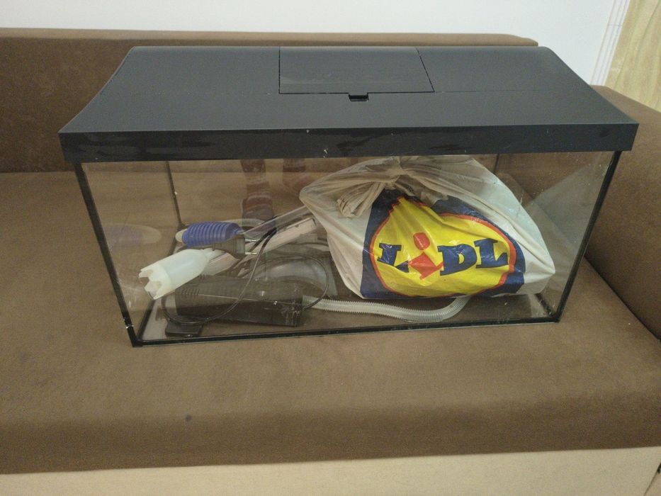 Vând acvariu 60L