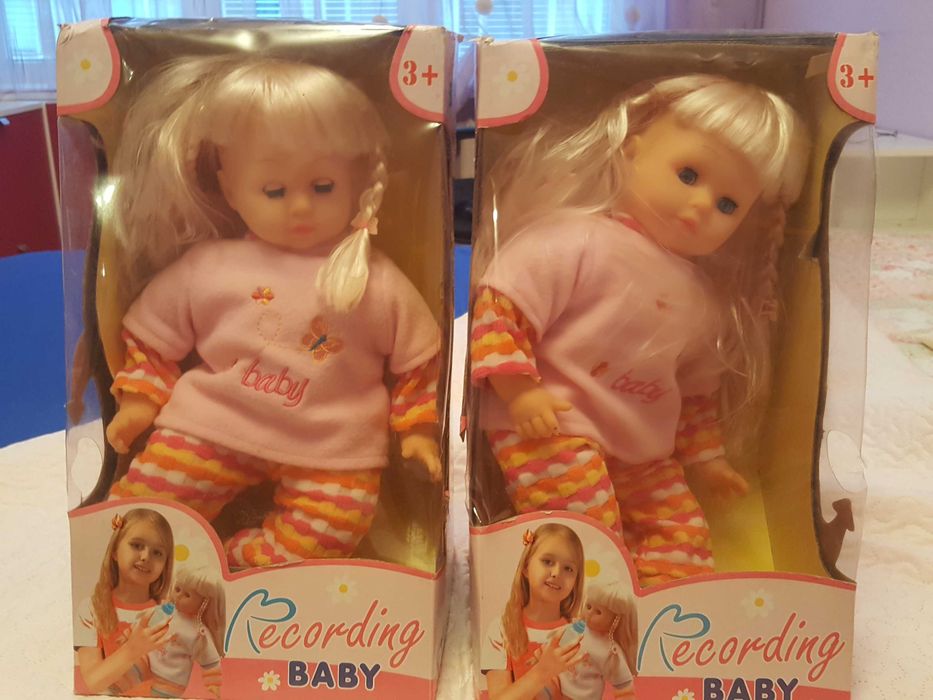 Два броя пеещи кукли