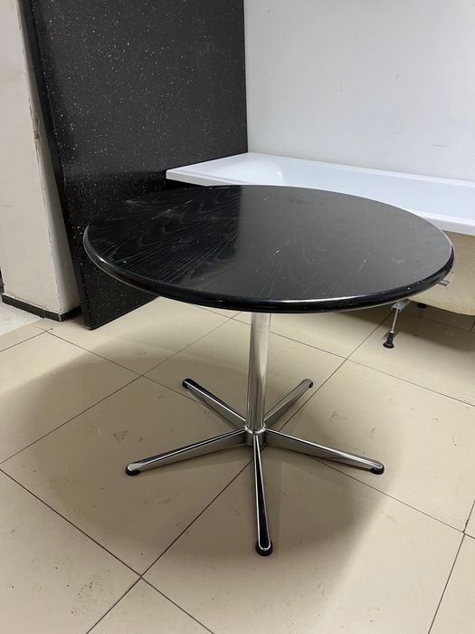 Стол круглый и стулья