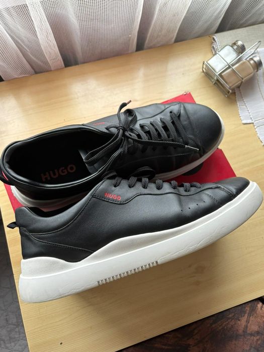Обувки HUGO черни