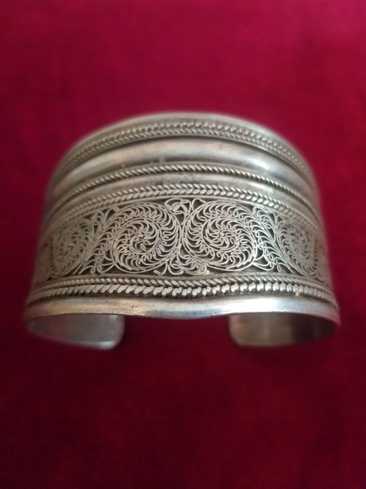 Vand o piesă veche din argint