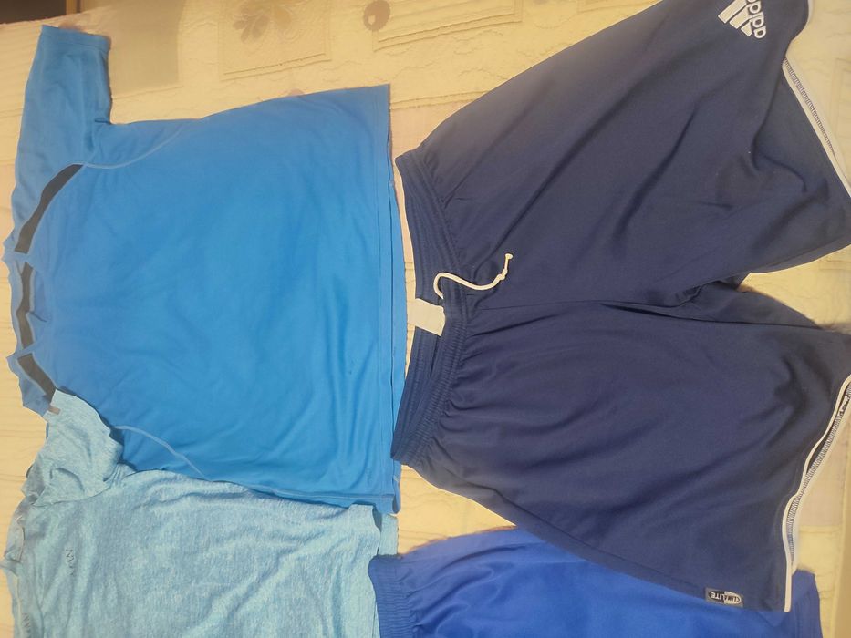 Лот сини спортни тениски и панталони