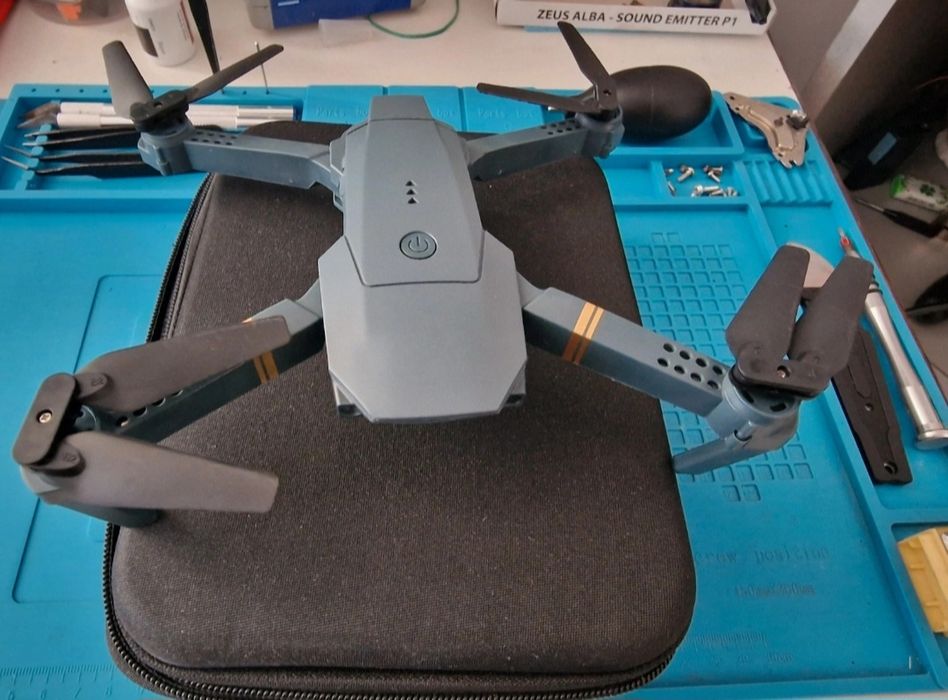 Dronă pliabilă cu telecomandă - ideală pentru începători, în stare exc