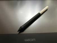 Tabletă Grafică Wacom One 13.3” – Ca Nouă + Husa + Accesorii