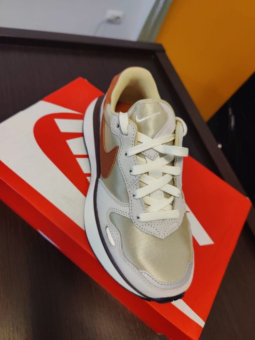Nike W Phoenix Waffle noi
Team Gold/ Dark Russet-Coconut Milk-Hemp

35