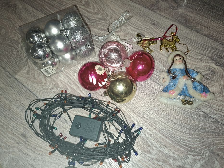 Продам на елку гирлянду игрушки мишуру