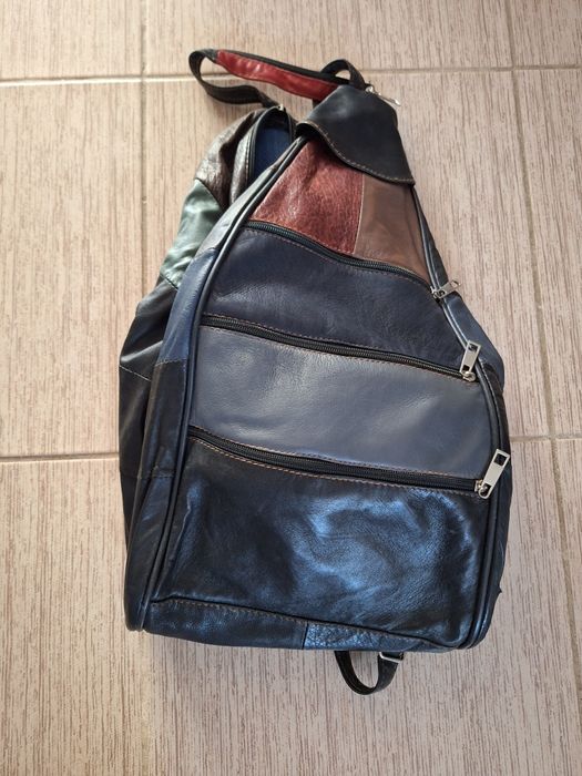 Vând ghiozdan care se poate purta și geanta