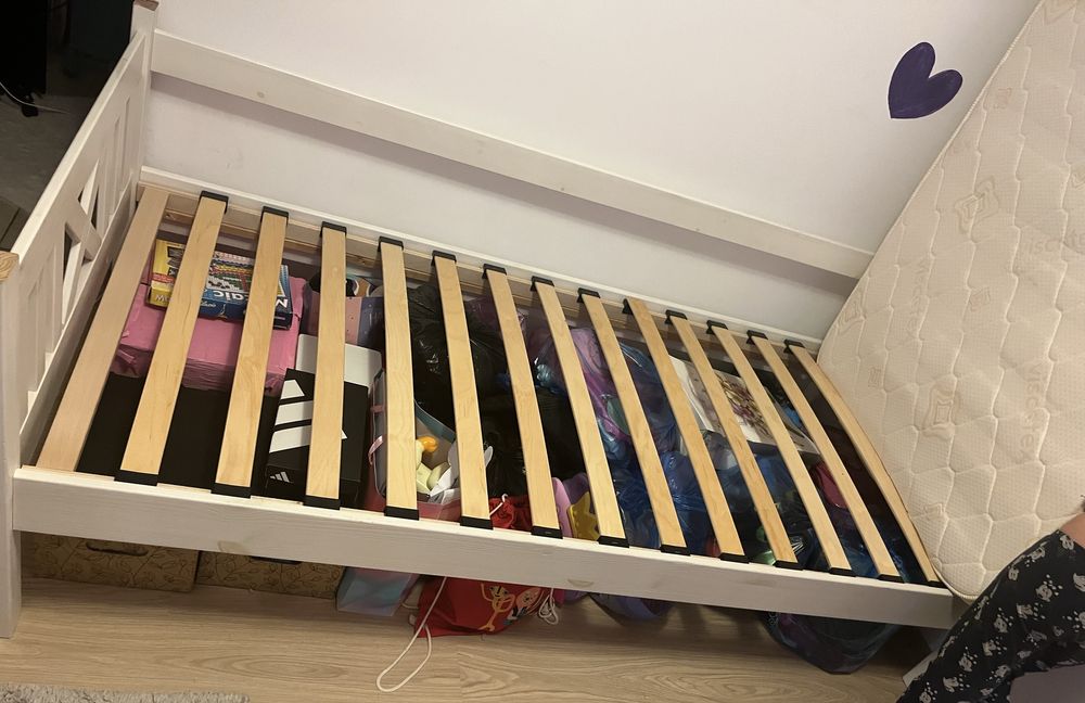 Pat 90x200 , saltea inclusa . In stare impecabila