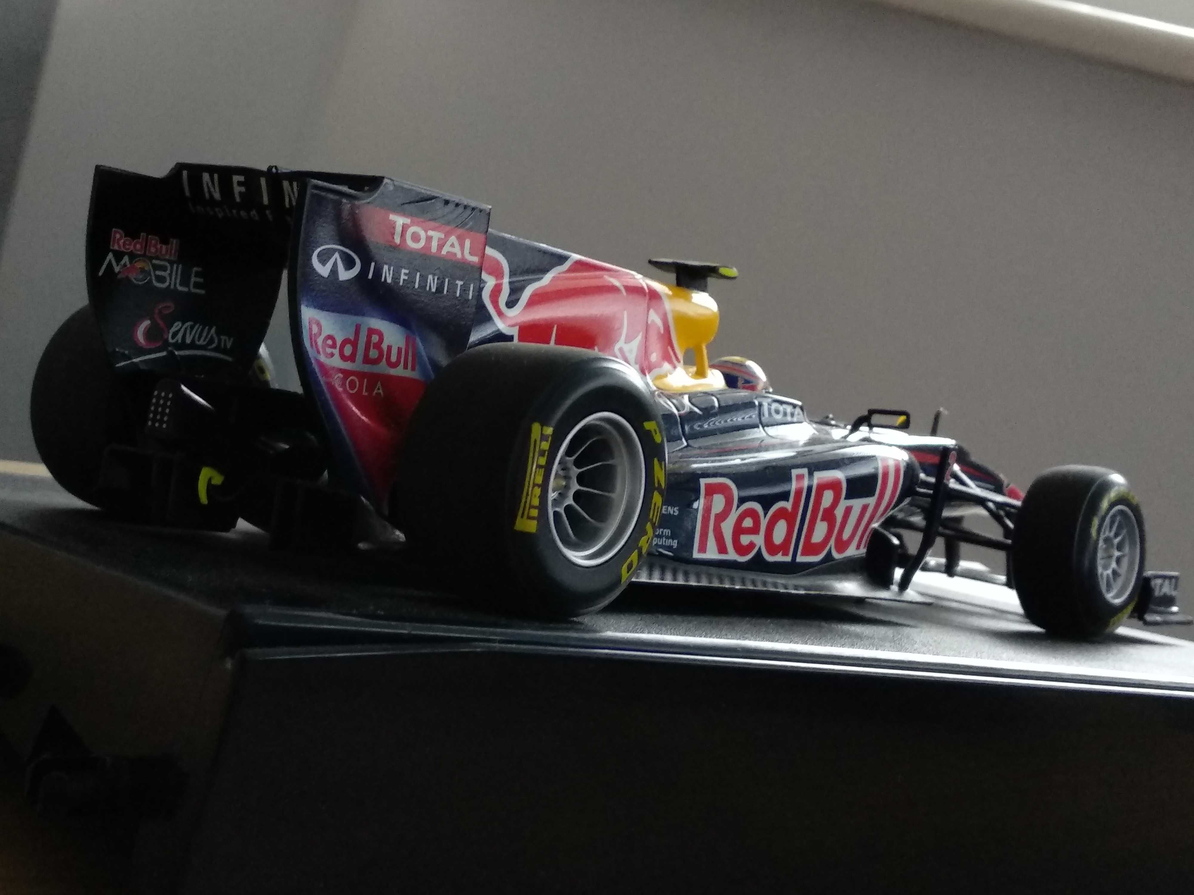 макет 1:18 Red Bull Racing Mark Webber Showcar 2011 Formula 1 болид