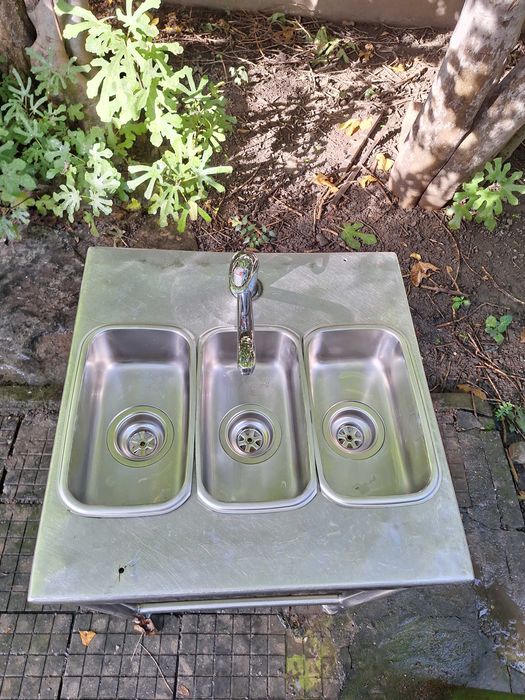 Продава се професионална неръждаема мивка с три корита + смесител
