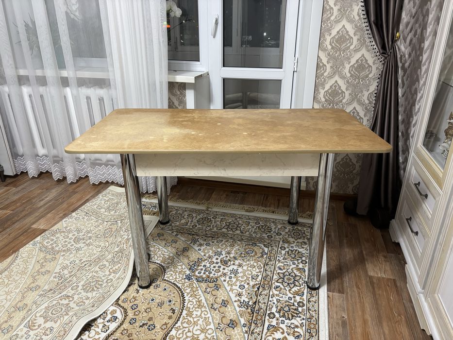 стол кухонный.