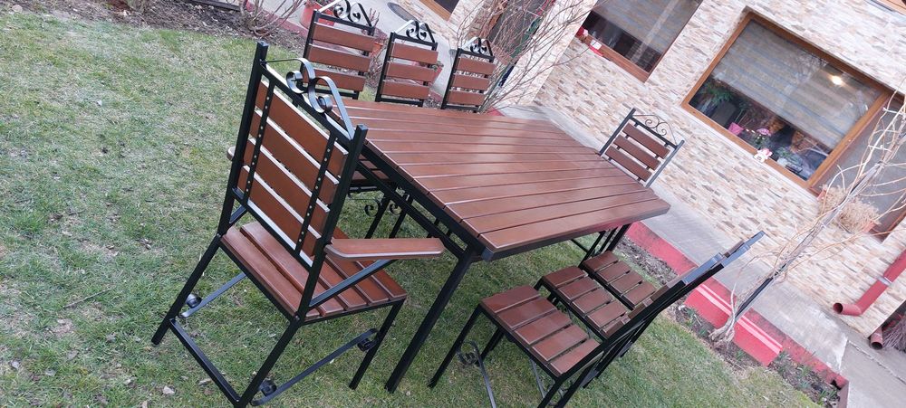 Masa cu 6 scaune simple si 2 cu cotiere