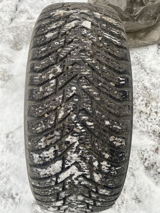 Шины зимние б/у шипованны в хорошем состояний Nokian Nokia235/55 R 18