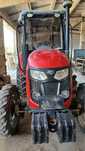 Traktor qizil rangda Qiziriq tumanida narxi bo’lishi yozilgan 2- yilli
