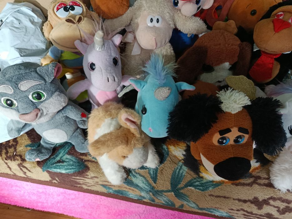 Продаю разные игрушки  на батарейках разные, двадцать штук