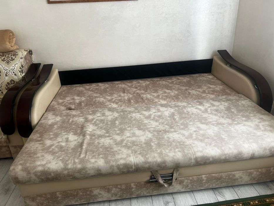 Диван с креслом в хорошем состоянии