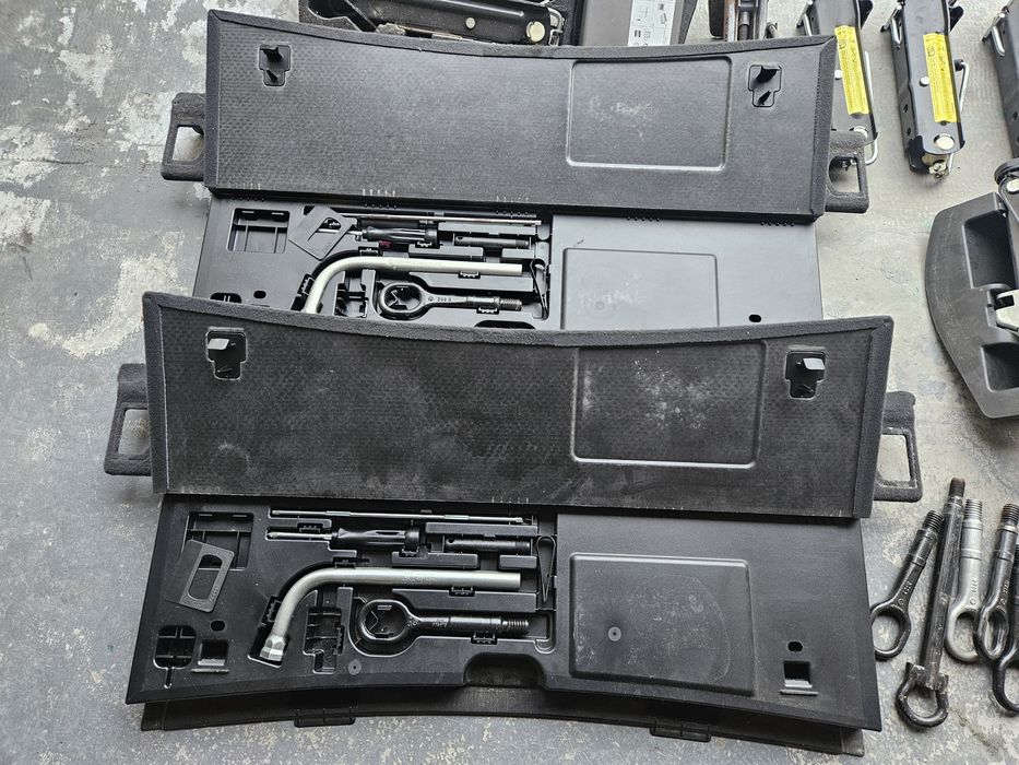 Cric ,cheie,carlig remorcare gama wag ,mercedes, audi,opel