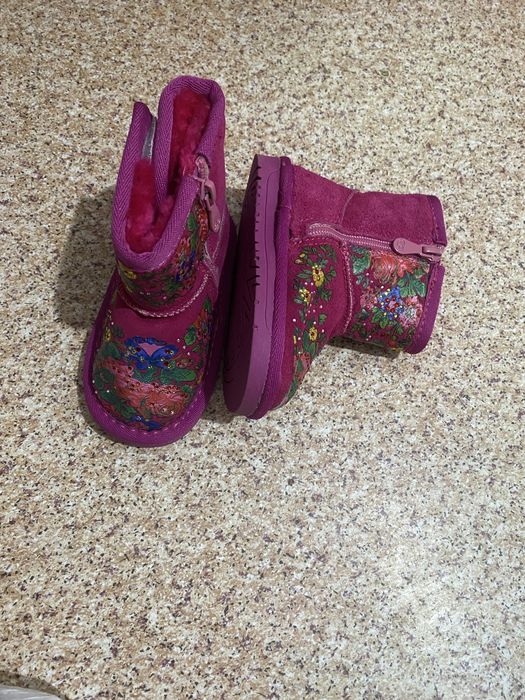 Новые  зимние  сапожки  девечковые  продам