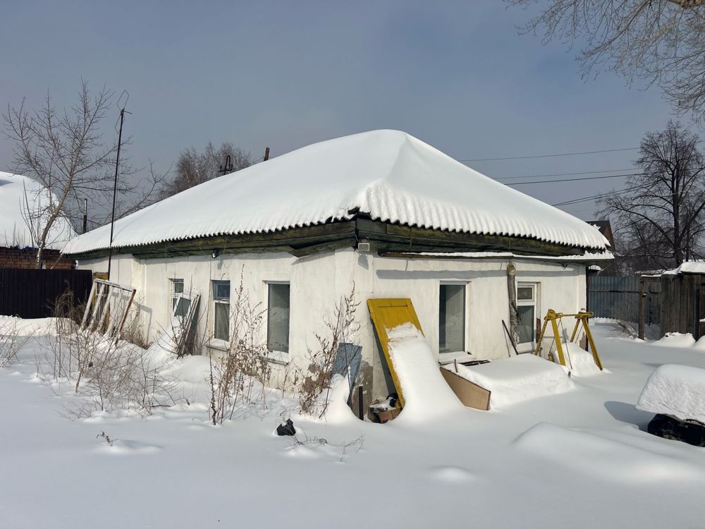 Продам участок со старым домом в городе