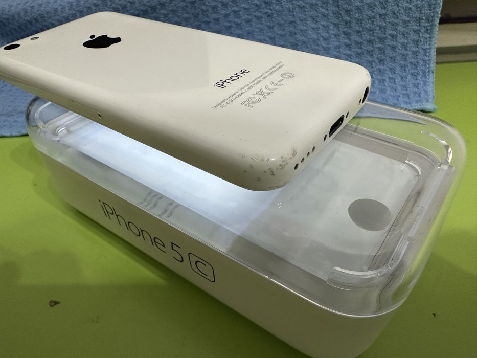 Продавам iPhone 5c с оригинална кутия