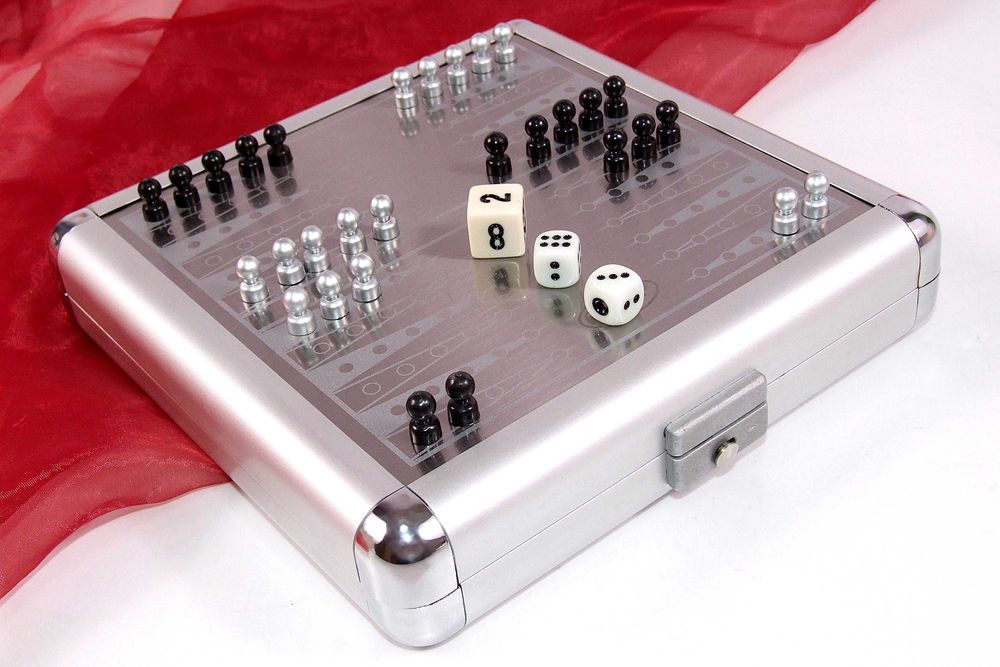 Table, Sah, Dame (3 in 1), piese magnetice BROOKSTONE, ideal calatorii