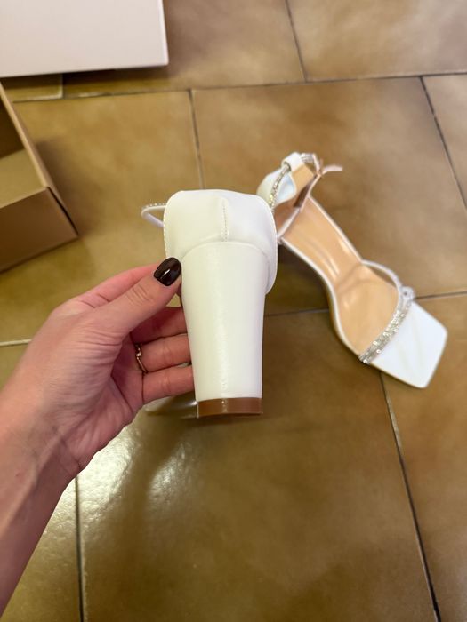 Нови обувки на ток