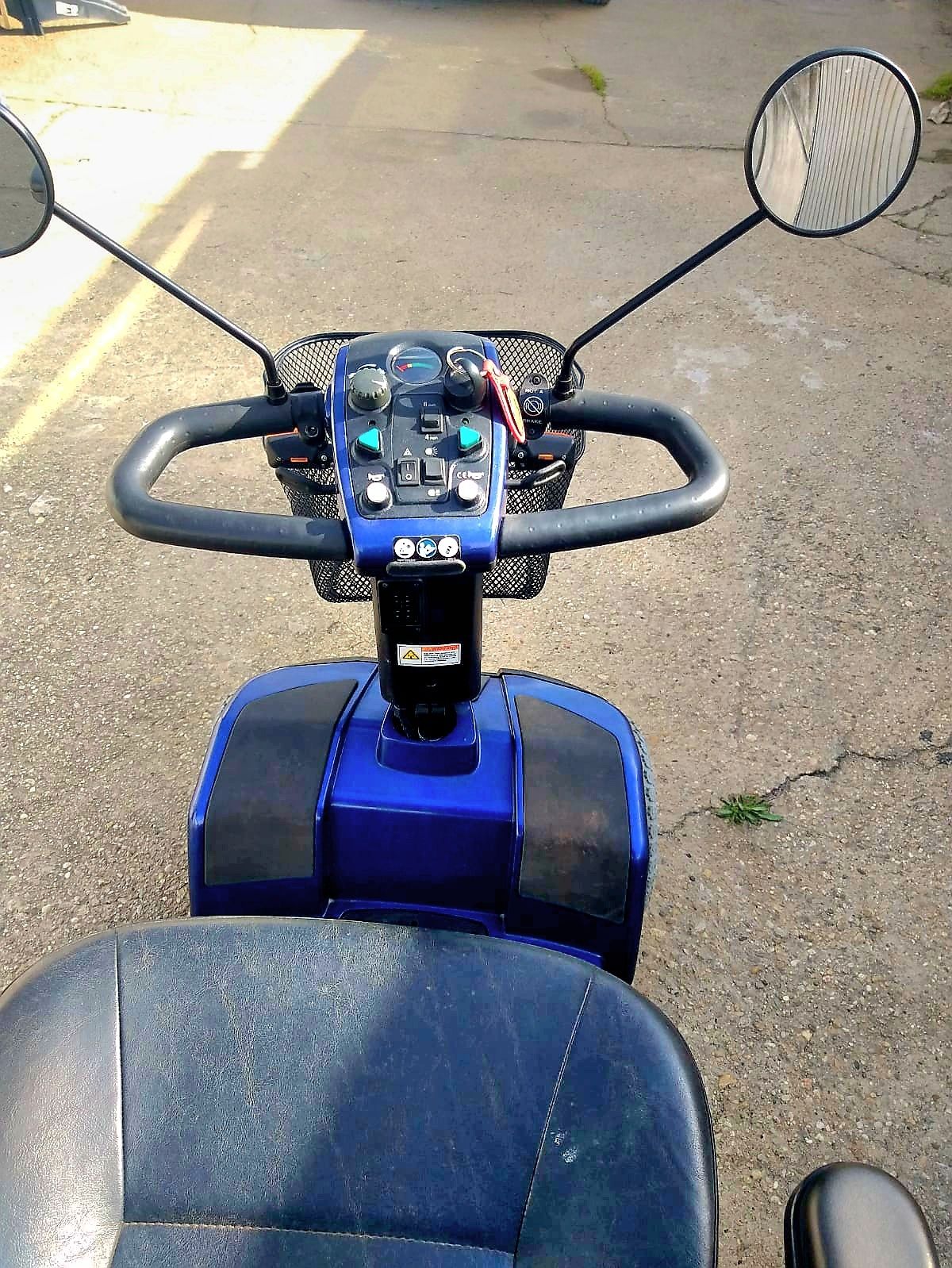 Scuter căruț electric pentru persoane cu dizabilități handicap