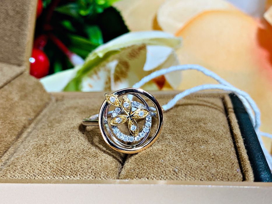 Нежное золотое кольцо с бриллиантами