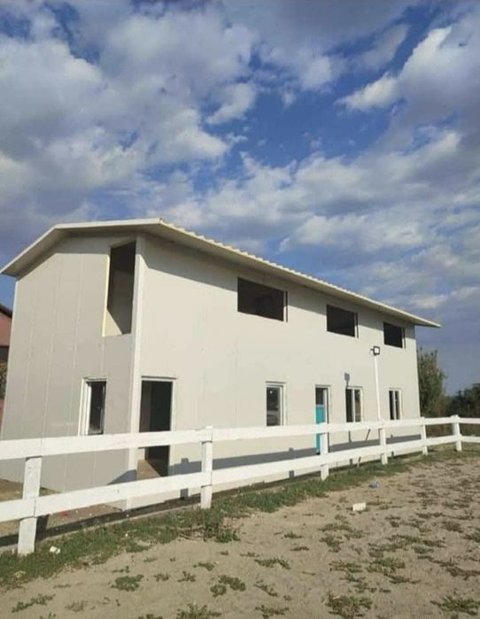 Vand casa de locuit pe structura metalica