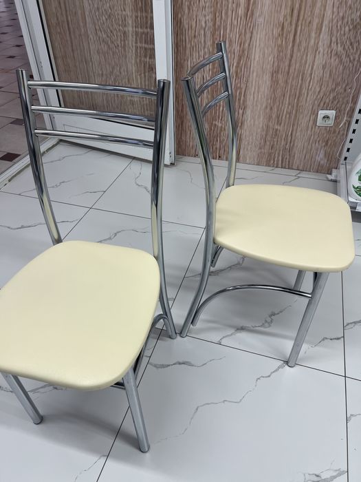 Стол и стулья кухонные