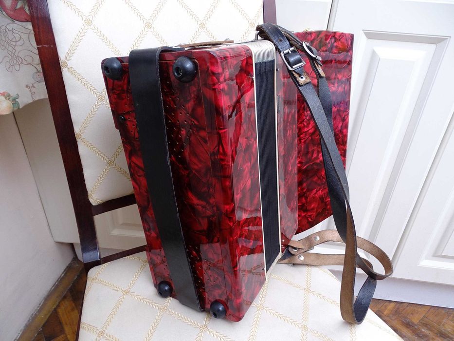 Много запазен стар акордеон Велтмайстер 12 баса