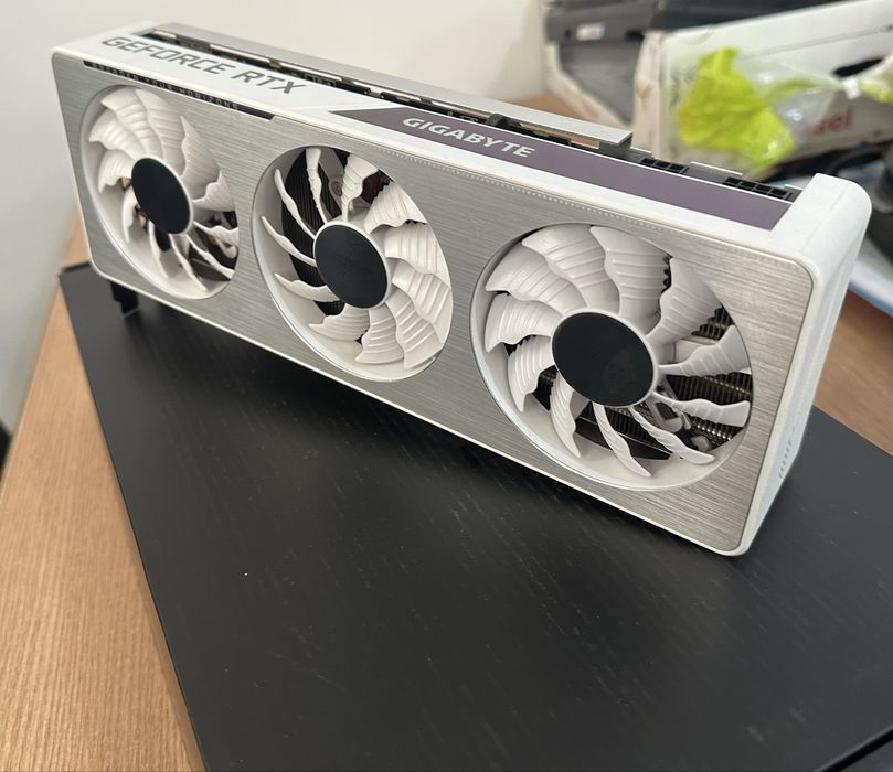 Gigabyte GeForce® RTX™ 3070 VISION OC WHITE, 8GB GDDR6, ca noua