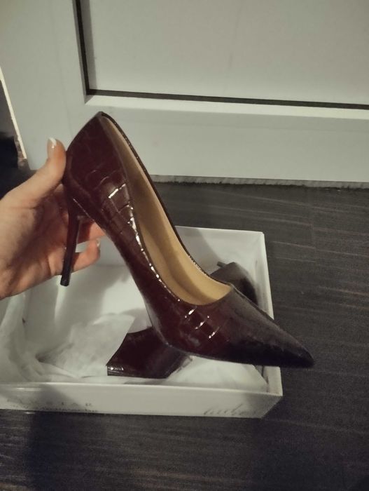 Нови обувки на ток бордо