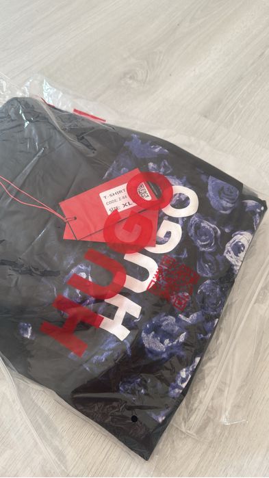 tricou hugo DOAR PE NEGRU