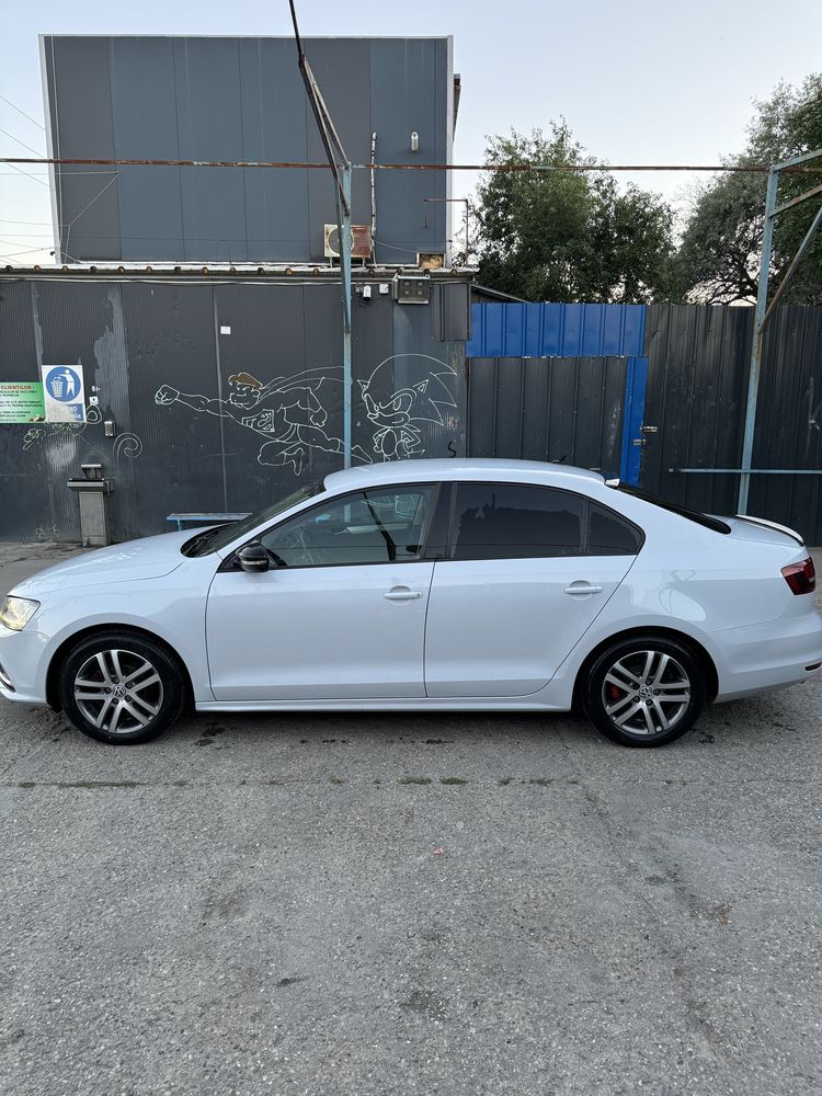 Volkswagen Jetta 2.0 TDI 110 CP | Euro 6 | Cutie Manuală |