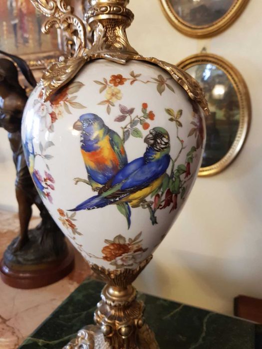 Антична кана от бронз и порцелан