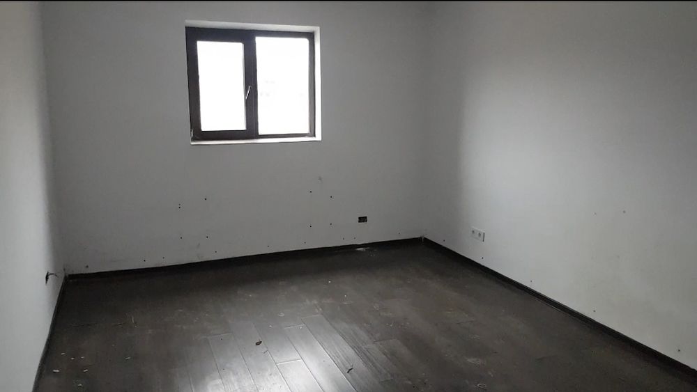 Hale 2350 Mp si Teren Betonat 10.000 Mp