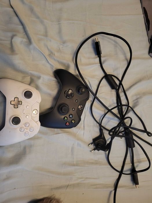 Xbox One X + 7 Игри 2 джойстика