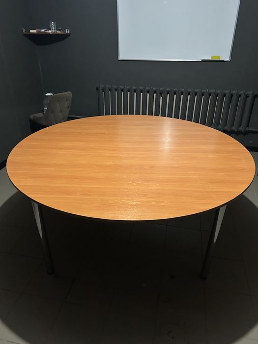 Продается круглый стол 180д