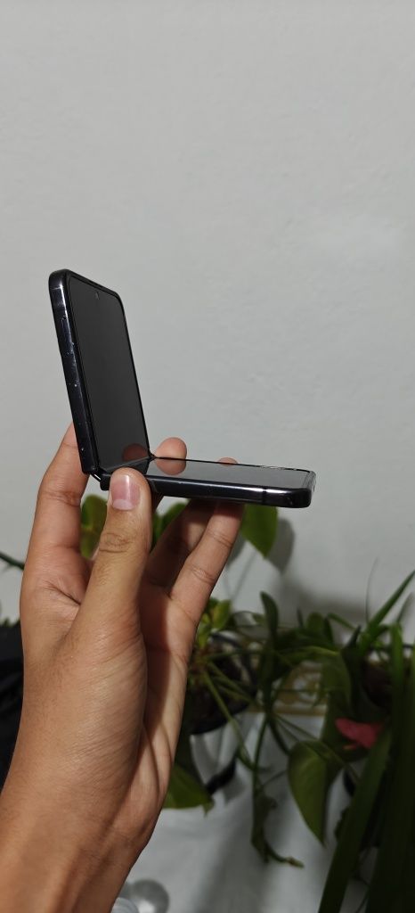 Samsung flip 4 полностю рабочи но еужно поменять экран