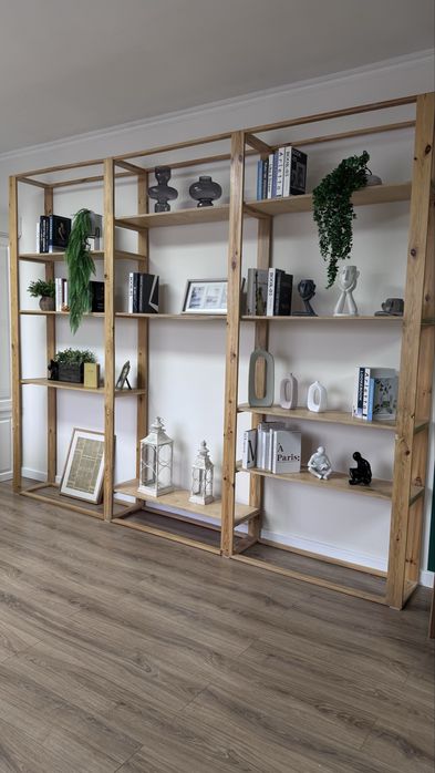 Декоративный стеллаж из натурального дерева