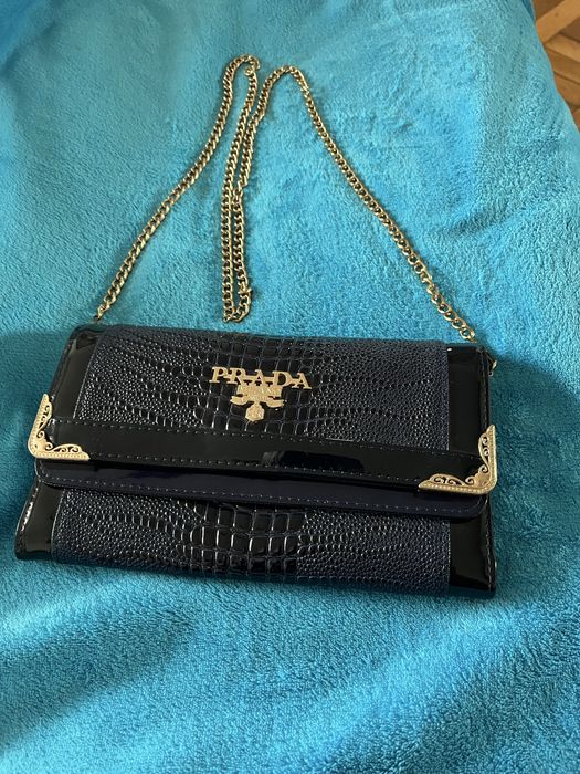 Geanta tip plic piele lacuita Prada 16x3x23 cm in stare perfecta