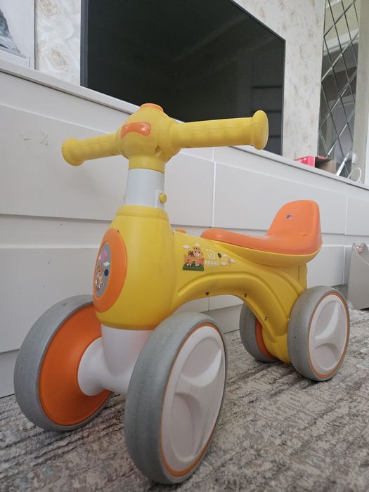 Продам машину и беговел.