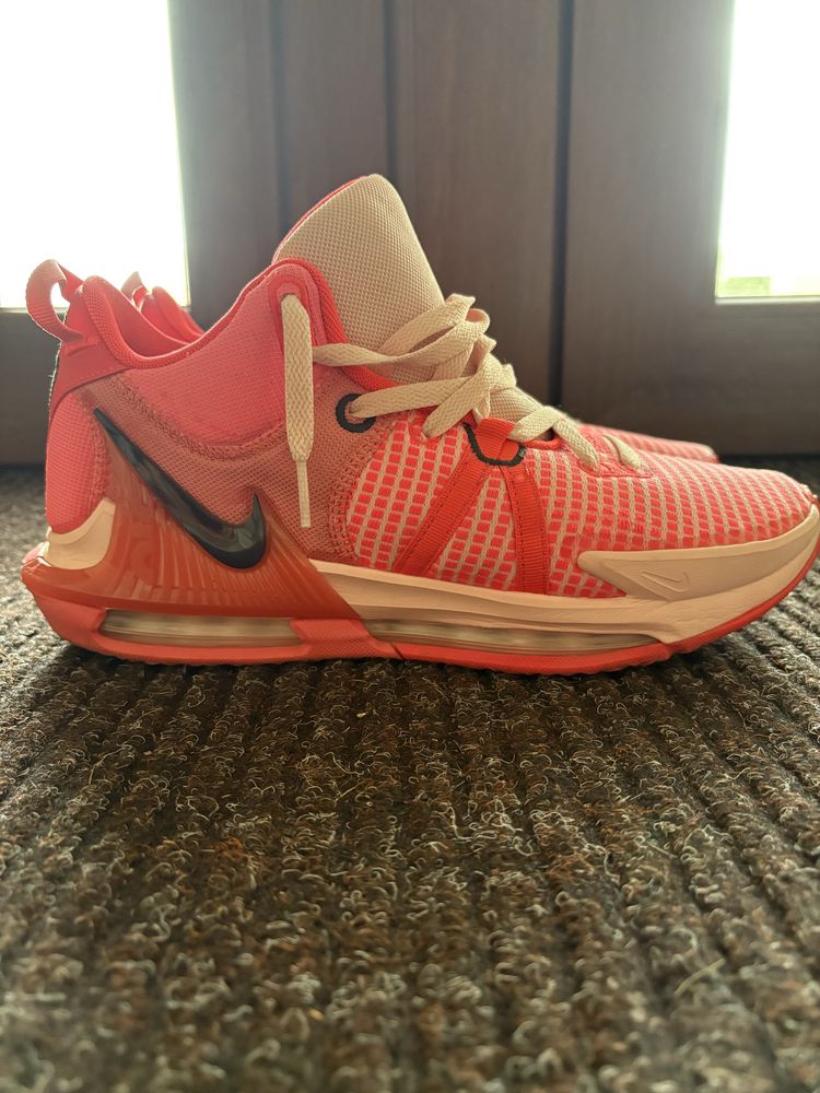 Vand papuci de baschet NIKE