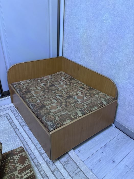 Кровать , диван
