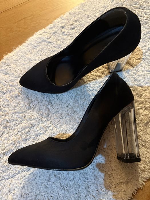 Черна официална обувка на висок “стъклен” ток